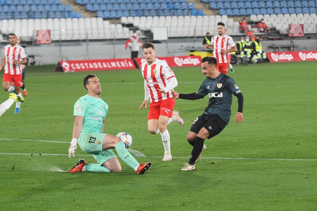 El Almería tiene muchos problemas para dejar su meta a cero. El Almería tiene muchos problemas para dejar su meta a cero.