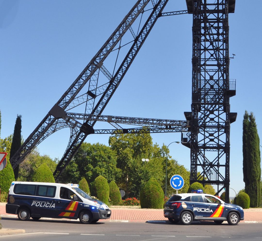 Vehículos de Policía Nacional durante un operativo en Puertollano Vehículos de Policía Nacional durante un operativo en Puertollano