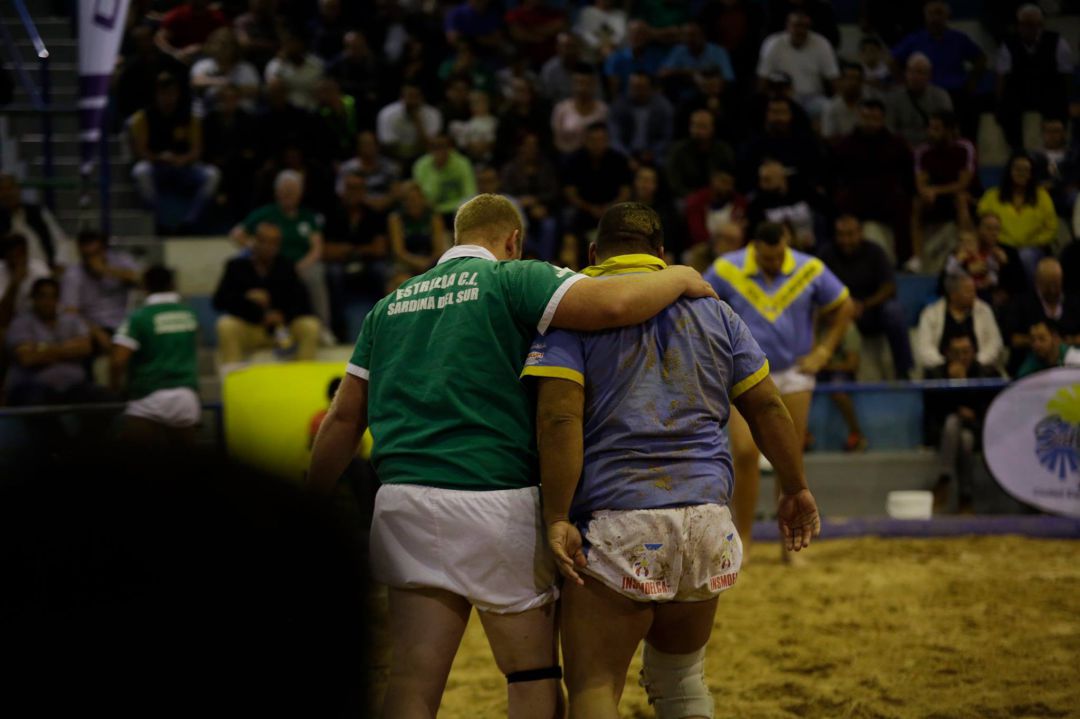 Imagen de una luchada. Imagen de una luchada.