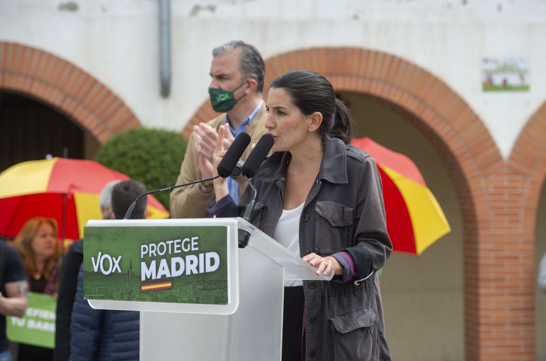 La candidata de Vox a la Presidencia de la Comunidad de Madrid, Rocío Monasterio, acompañada del secretario general de la formación, Javier Ortega Smith (i), interviene durante un acto de precampaña en la plaza de la Constitución del Ayuntamiento de Pinto. La candidata de Vox a la Presidencia de la Comunidad de Madrid, Rocío Monasterio, acompañada del secretario general de la formación, Javier Ortega Smith (i), interviene durante un acto de precampaña en la plaza de la Constitución del Ayuntamiento de Pinto.