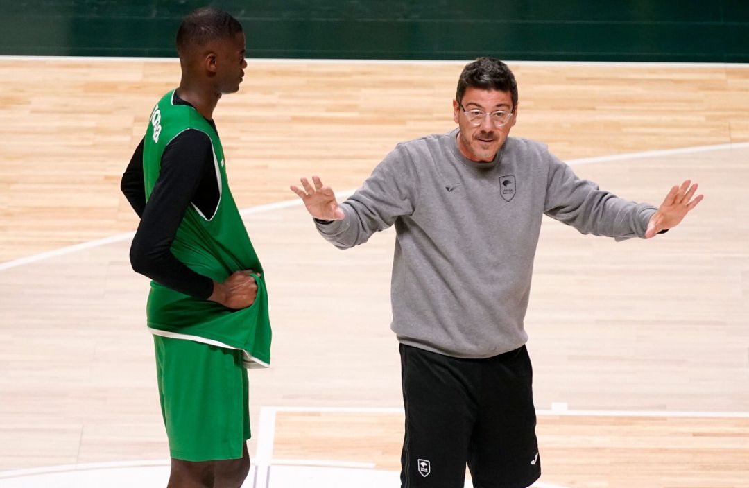 Fotis Katsikaris, dirigiendo un entrenamiento del Unicaja Fotis Katsikaris, dirigiendo un entrenamiento del Unicaja