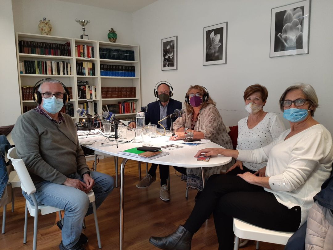 Miembros del Teléfono de la Esperanza de Málaga participando en el programa de radio Miembros del Teléfono de la Esperanza de Málaga participando en el programa de radio