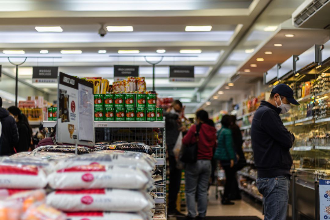 Gente comprando en un supermercado. Gente comprando en un supermercado.