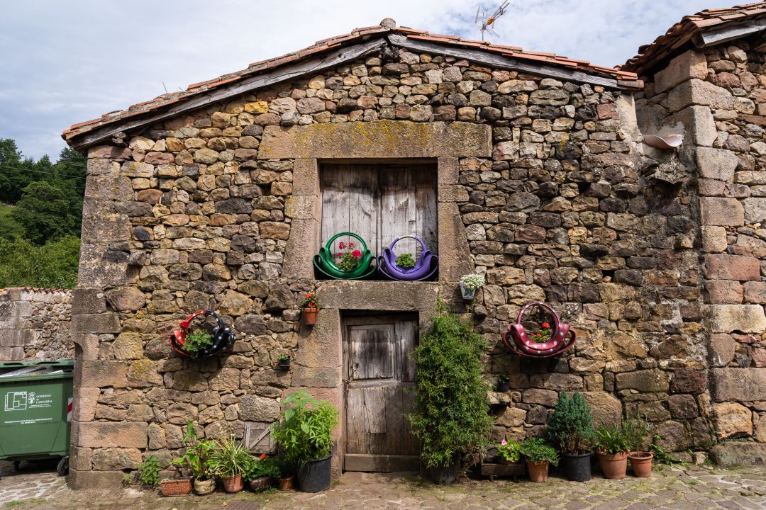 Casa de piedra de la localidad cántabra de Potes, capital del turismo rural 2020. Casa de piedra de la localidad cántabra de Potes, capital del turismo rural 2020.