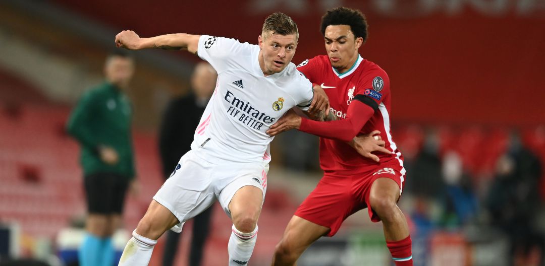 Toni Kroos, durante el partido de este miércoles en Anfield, tratando de proteger la pelota ante Alexander-Arnold Toni Kroos, durante el partido de este miércoles en Anfield, tratando de proteger la pelota ante Alexander-Arnold