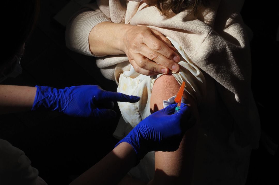 Un trabajador sanitario suministra la vacuna contra el COVID-19 a una persona, en el Centro Cultural Miguel Delibes, en Valladolid. Un trabajador sanitario suministra la vacuna contra el COVID-19 a una persona, en el Centro Cultural Miguel Delibes, en Valladolid.