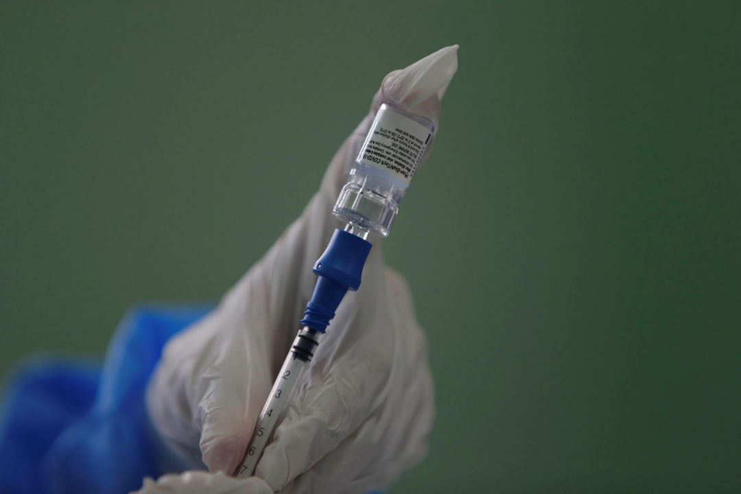 Personal médico prepara una dosis de la vacuna de Pfizer en Panamá Personal médico prepara una dosis de la vacuna de Pfizer en Panamá