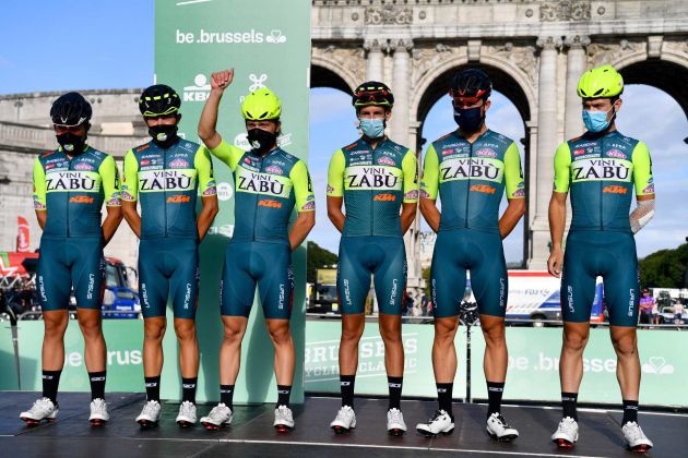 Matteo De Bonis, el segundo por la derecha en esta imagen del equipo Vini Zabú. Matteo De Bonis, el segundo por la derecha en esta imagen del equipo Vini Zabú.