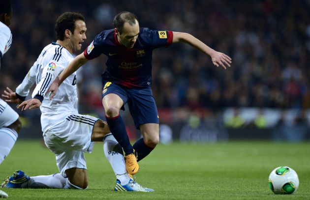 Ricardo Carvalho roba un balón a Andrés Iniesta Ricardo Carvalho roba un balón a Andrés Iniesta