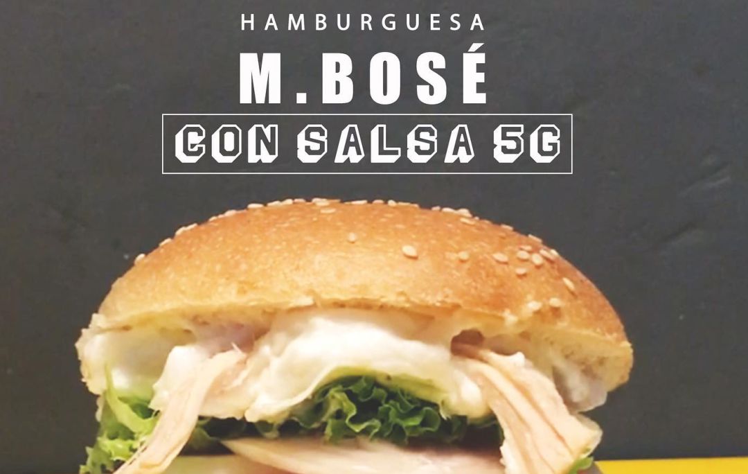 Así es la hamburguesa Miguel Bosé, con salsa 5G. Así es la hamburguesa Miguel Bosé, con salsa 5G.