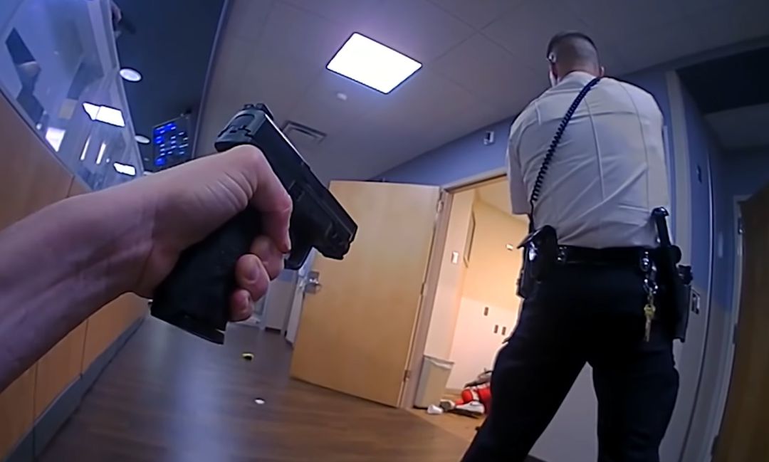 El vídeo que muestra como los agentes de policía de Ohio matan a tiros a un hombre afroamericano a tiros. El vídeo que muestra como los agentes de policía de Ohio matan a tiros a un hombre afroamericano a tiros.