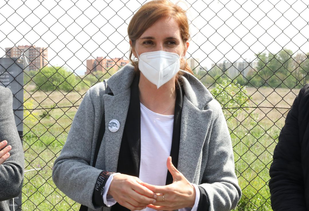 La candidata de Más Madrid a la Presidencia de la Comunidad de Madrid, Mónica García, durante una visita al solar donde estaba la antigua Cárcel de Carabanchel, este miércoles. La candidata de Más Madrid a la Presidencia de la Comunidad de Madrid, Mónica García, durante una visita al solar donde estaba la antigua Cárcel de Carabanchel, este miércoles.