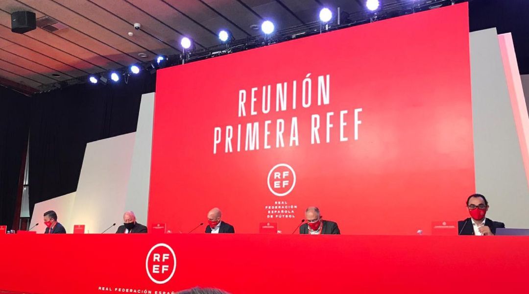 Un momento de la reunión. Un momento de la reunión.