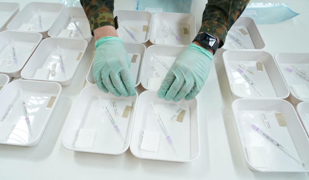 Personal sanitario prepara las dosis para la vacunación ciudadana Personal sanitario prepara las dosis para la vacunación ciudadana