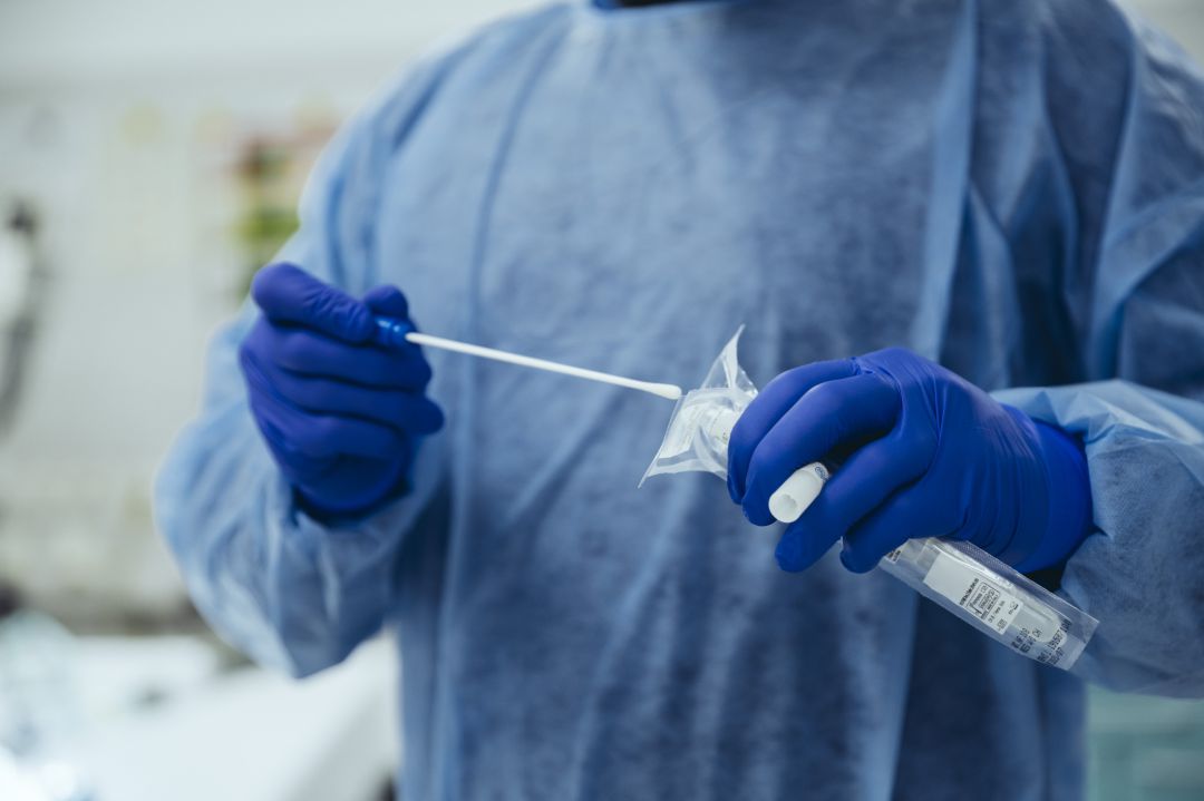 Sanitario con un prueba PCR Sanitario con un prueba PCR