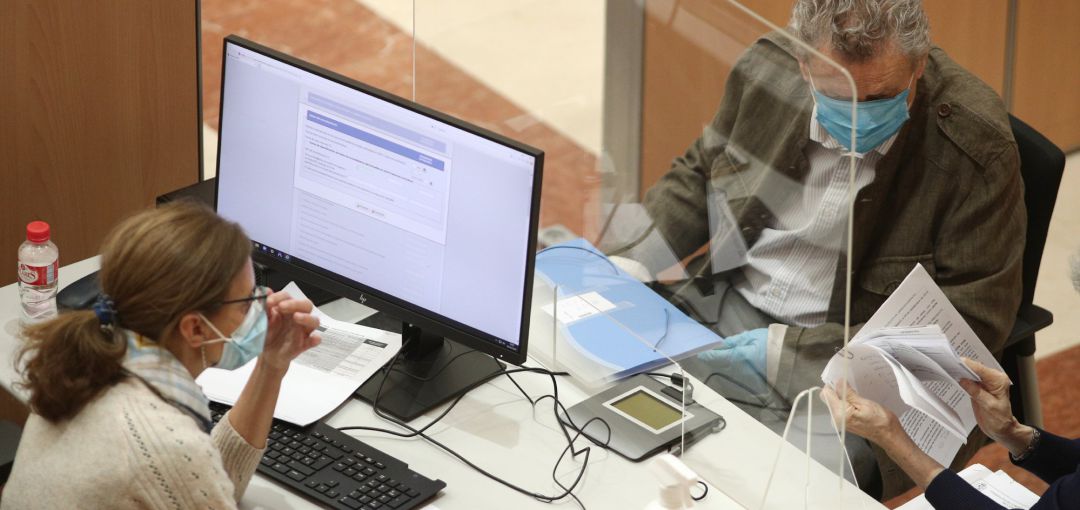 Una trabajadora de la oficina de Hacienda Una trabajadora de la oficina de Hacienda