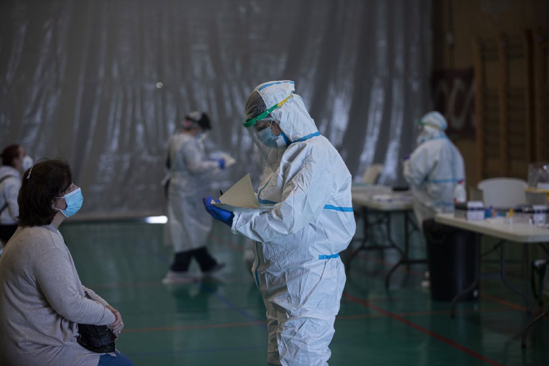 Personal sanitario, durante un cribado de pruebas diagnósticas de COVID-19, en una imagen de archivo Personal sanitario, durante un cribado de pruebas diagnósticas de COVID-19, en una imagen de archivo
