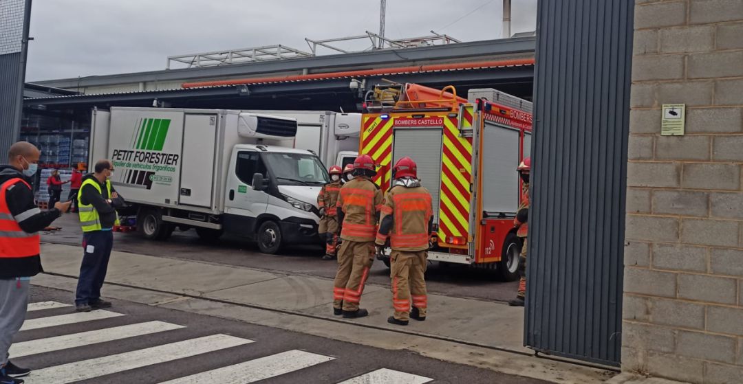 Los bomberos en el lugar del accidente Los bomberos en el lugar del accidente