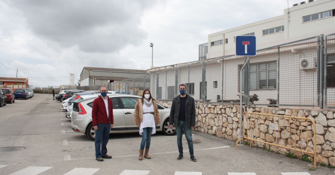 De derecha a izquierda: el alcalde, José Ramiro; la concejala de Educación, Mar Chesa; y el concejal de Urbanismo, Francesc Giner. De derecha a izquierda: el alcalde, José Ramiro; la concejala de Educación, Mar Chesa; y el concejal de Urbanismo, Francesc Giner.