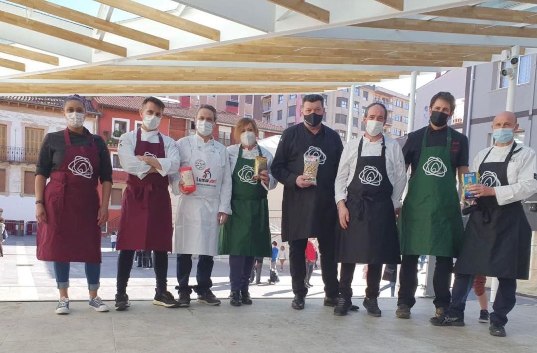 Algunos de los cocineros de Eibar, Ermua y Elgoibar posan bajo la carpa de la plaza Cardenal Orbe, donde prepararán la comida el sábado Algunos de los cocineros de Eibar, Ermua y Elgoibar posan bajo la carpa de la plaza Cardenal Orbe, donde prepararán la comida el sábado