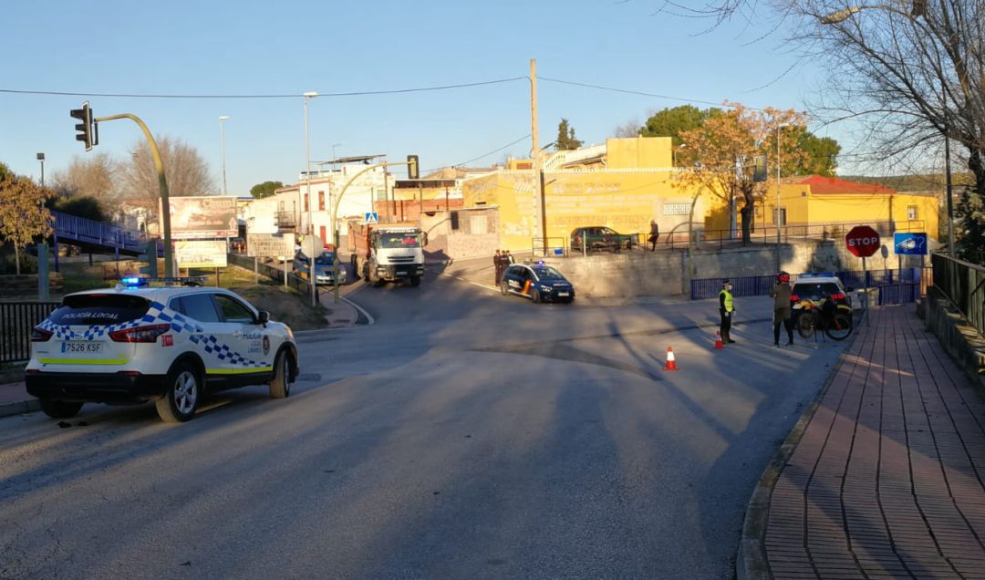 Control de la Policía Local y Nacional en Linares durante uno de los cierres perimetrales de la ciudad. Control de la Policía Local y Nacional en Linares durante uno de los cierres perimetrales de la ciudad.