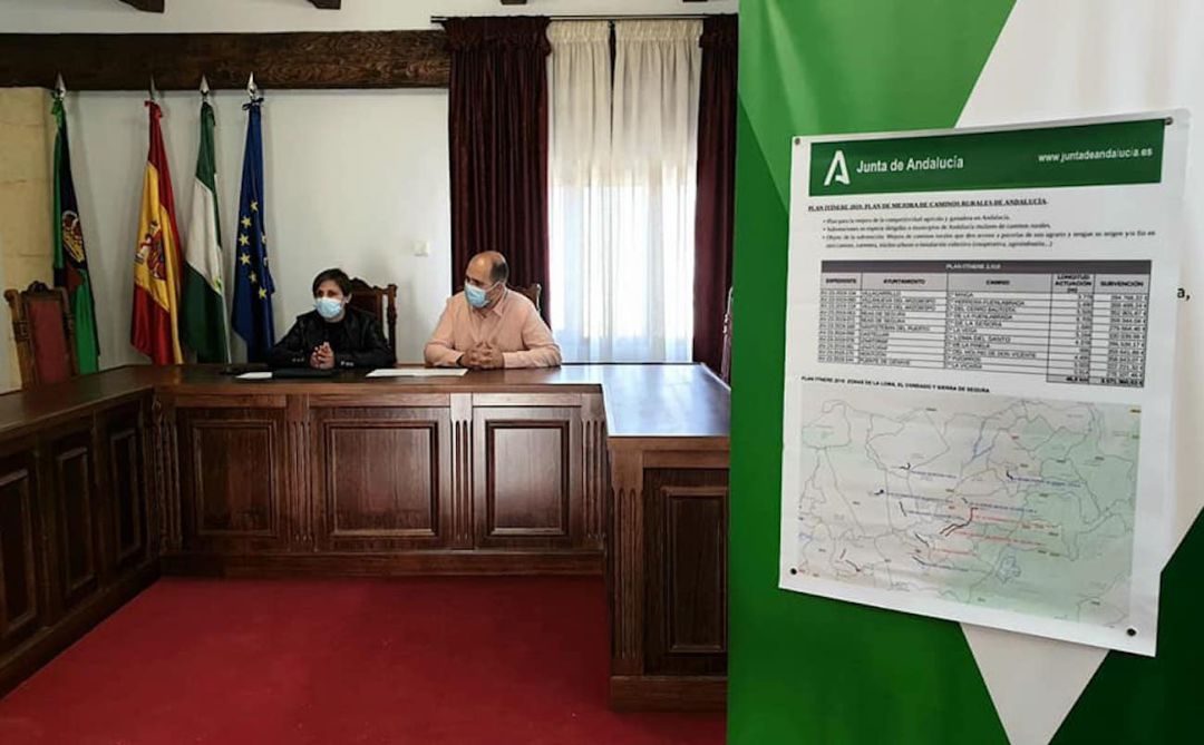 La delegada de Agricultura, Soledad Aranda, y el alcalde de Iznatoraf, Pascual Manjón, durante la presentación de las intervenciones. La delegada de Agricultura, Soledad Aranda, y el alcalde de Iznatoraf, Pascual Manjón, durante la presentación de las intervenciones.