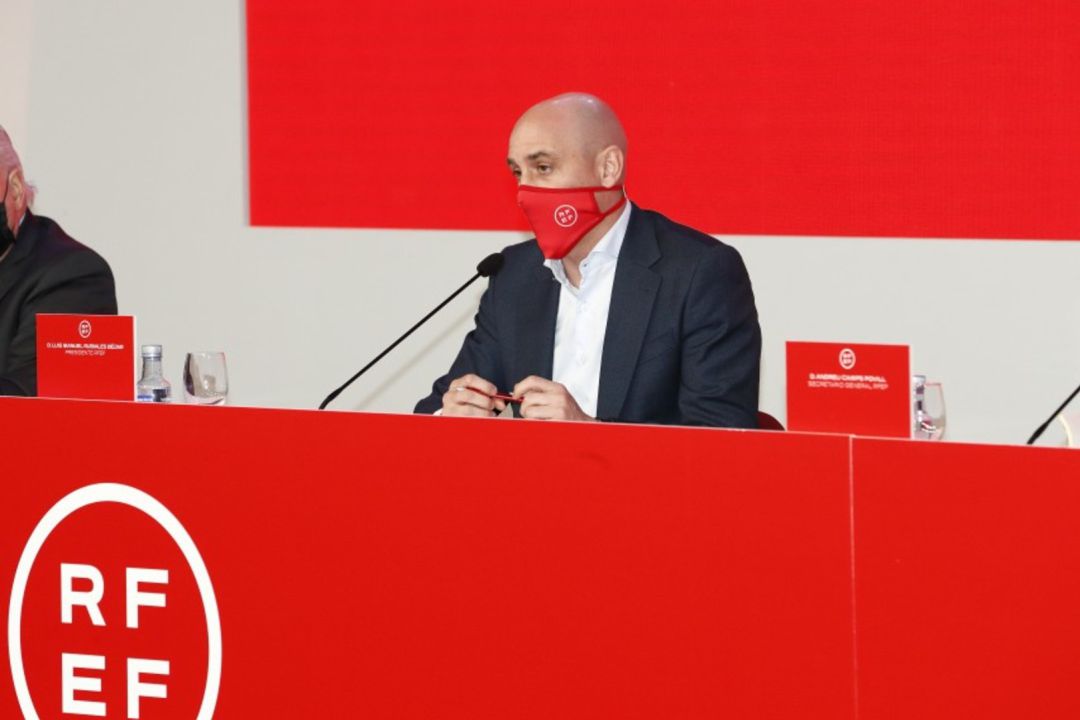 Luis Rubiales presidió el primer encuentro de la RFEF con los equipos que ya tienen plaza en la nueva liga Luis Rubiales presidió el primer encuentro de la RFEF con los equipos que ya tienen plaza en la nueva liga