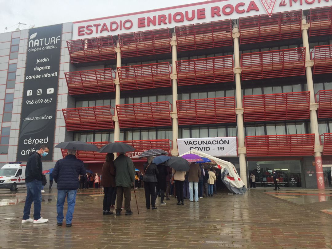 2.000 personas estaban citadas para vacunarse contra el coronavirus en el Estadio Enrique Roca, de Murcia 2.000 personas estaban citadas para vacunarse contra el coronavirus en el Estadio Enrique Roca, de Murcia