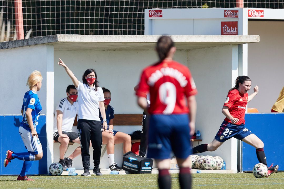 La entrenadora de Osasuna Kakun Mainz dando instrucciones desde el banquillo en un partido anterior en Tajonar La entrenadora de Osasuna Kakun Mainz dando instrucciones desde el banquillo en un partido anterior en Tajonar