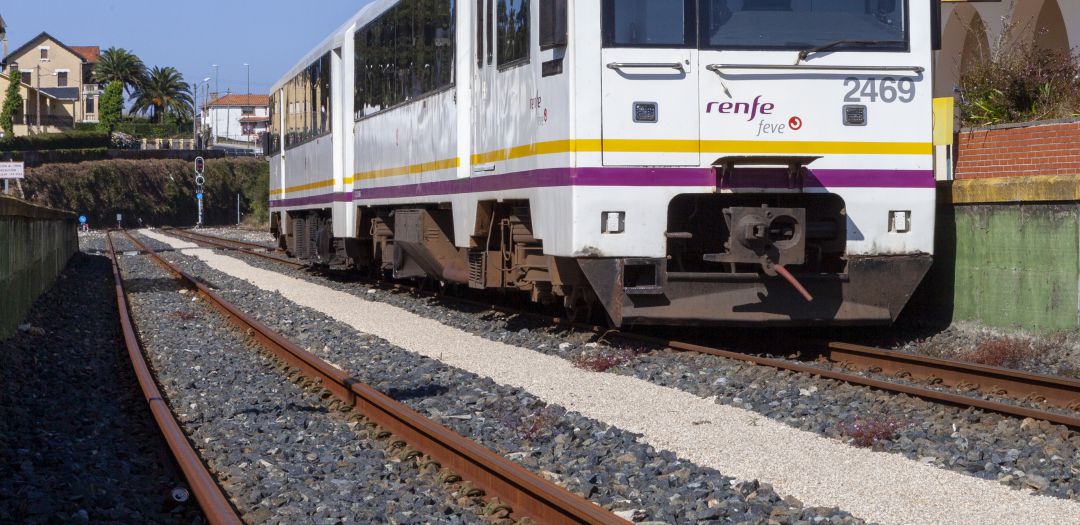 Imagen de archivo de un tren de FEVE en la estación. Imagen de archivo de un tren de FEVE en la estación.