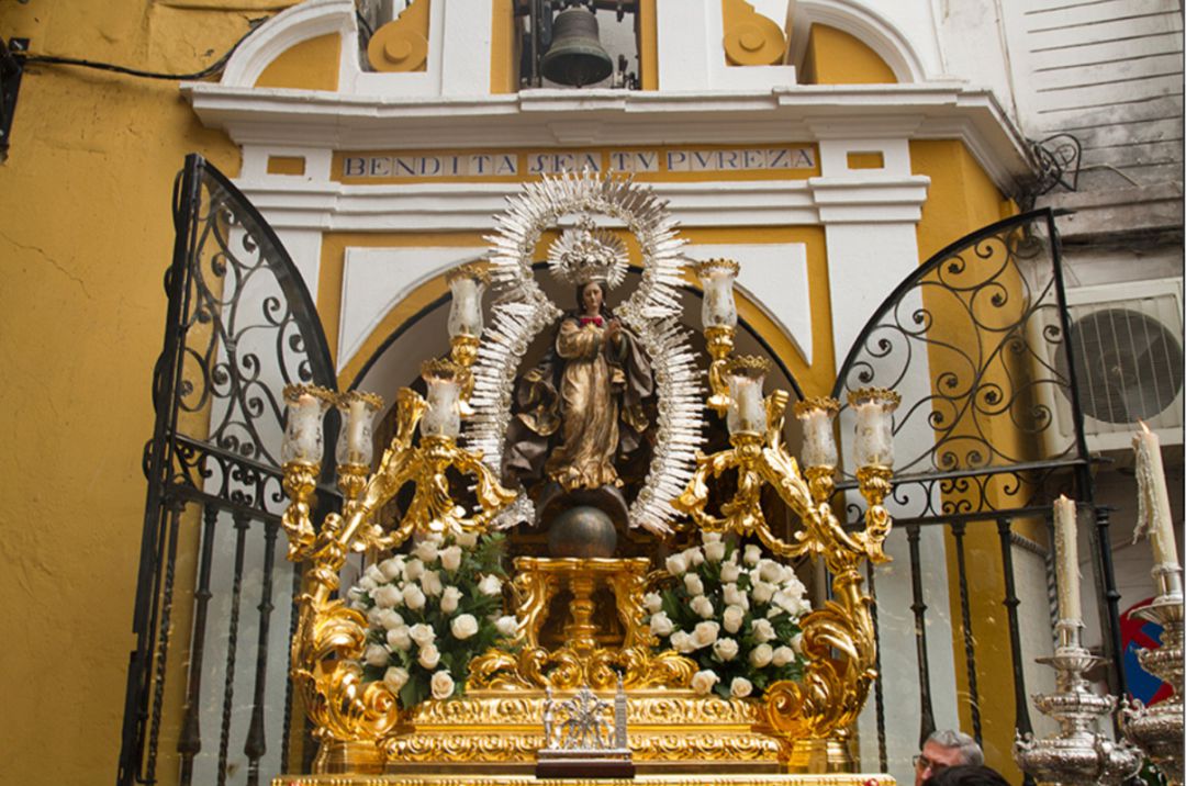 La imagen de la Pura y Limpia del Postigo en su paso procesional ante su Capilla La imagen de la Pura y Limpia del Postigo en su paso procesional ante su Capilla