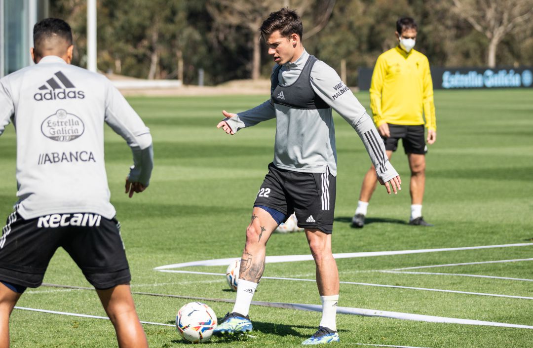 Santi Mina controla el balón durante un entrenamiento del Celta. Santi Mina controla el balón durante un entrenamiento del Celta.