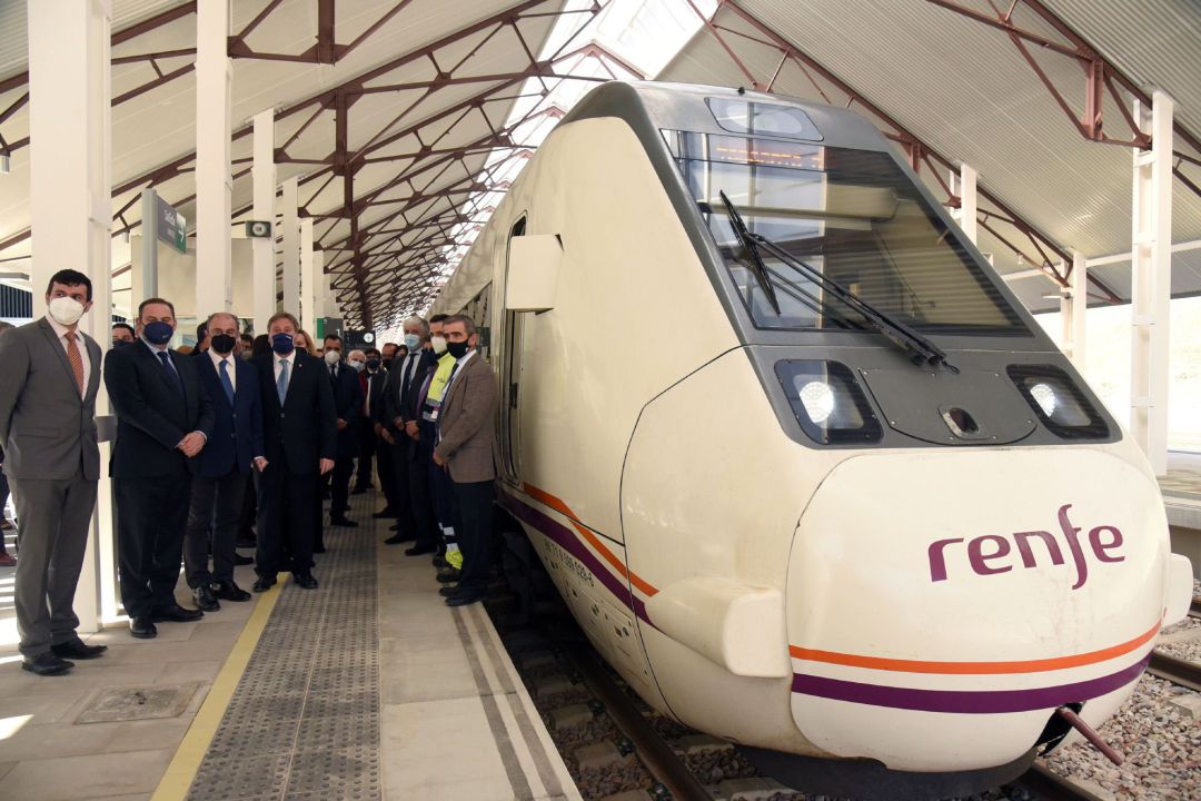 Ábalos y Lambán inauguran inicio de "una nueva etapa" en estación de Canfranc Ábalos y Lambán inauguran inicio de "una nueva etapa" en estación de Canfranc