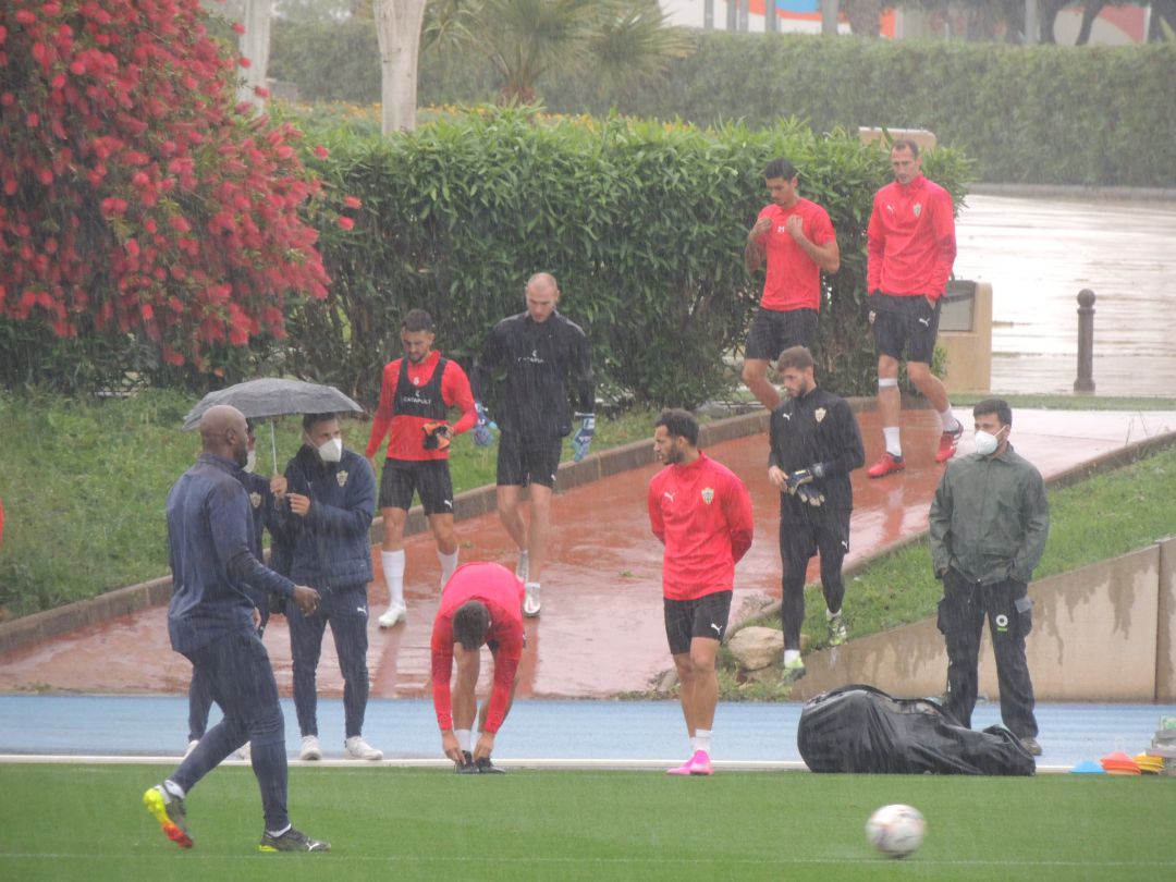 El Almería bajo la lluvia en la sesión de este jueves. El Almería bajo la lluvia en la sesión de este jueves.