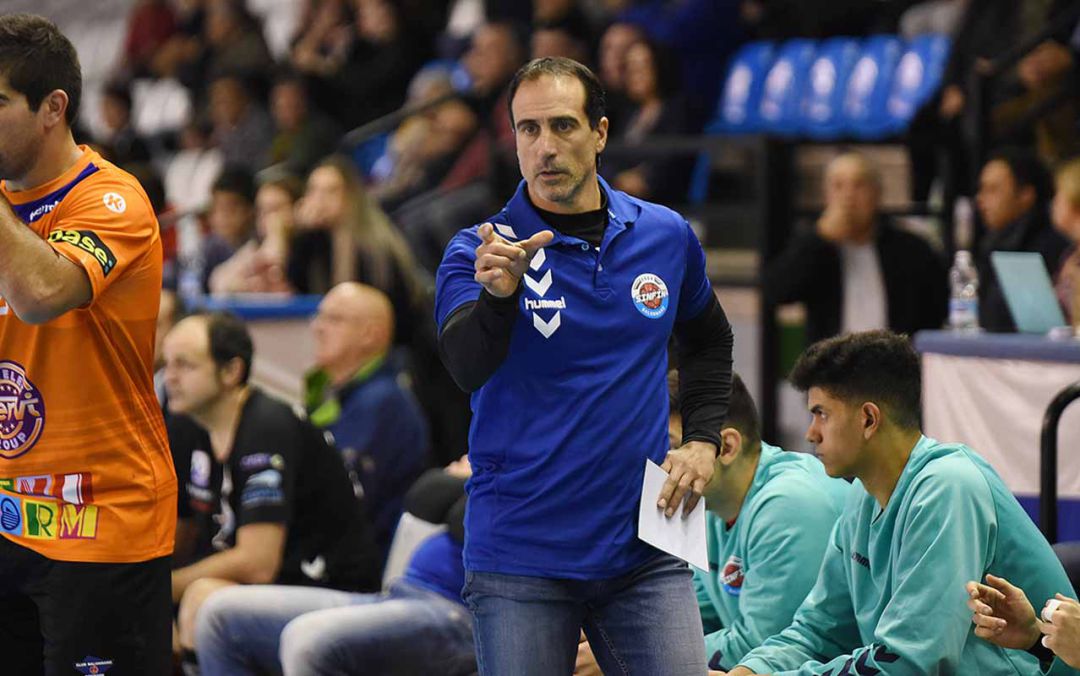 Rodrigo Reñones durante su etapa como entrenador del BM Sinfín de Cántabria Rodrigo Reñones durante su etapa como entrenador del BM Sinfín de Cántabria