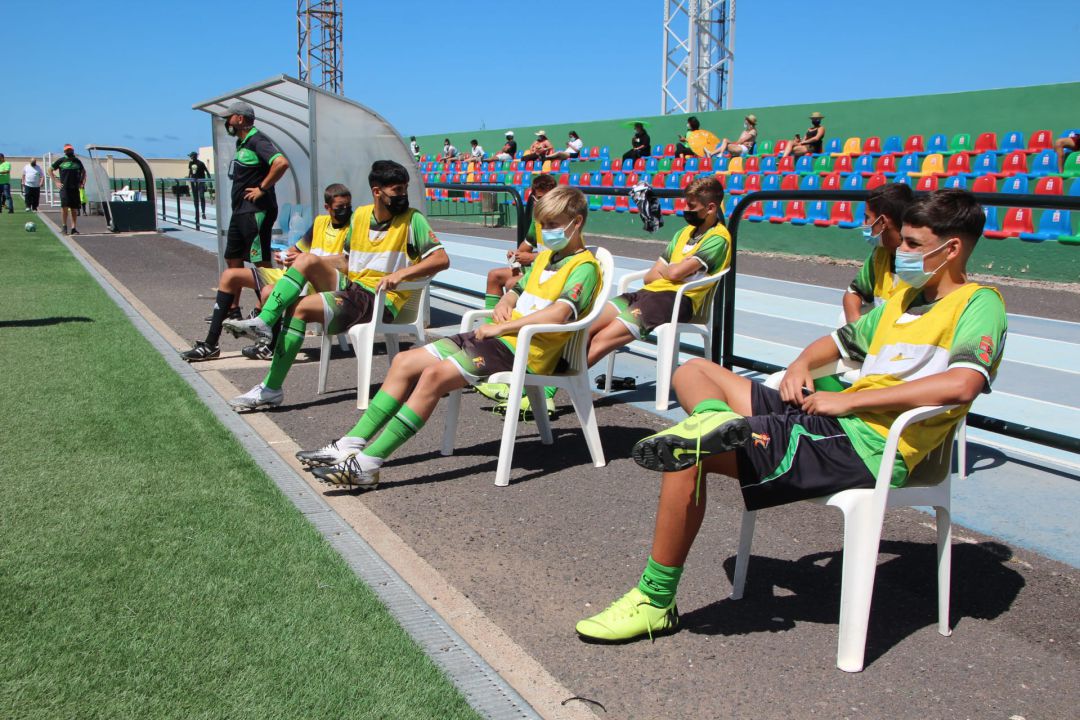 Uno de los partidos disputados en el campo de fútbol municipal de Yaiza, con público en las gradas. Uno de los partidos disputados en el campo de fútbol municipal de Yaiza, con público en las gradas.