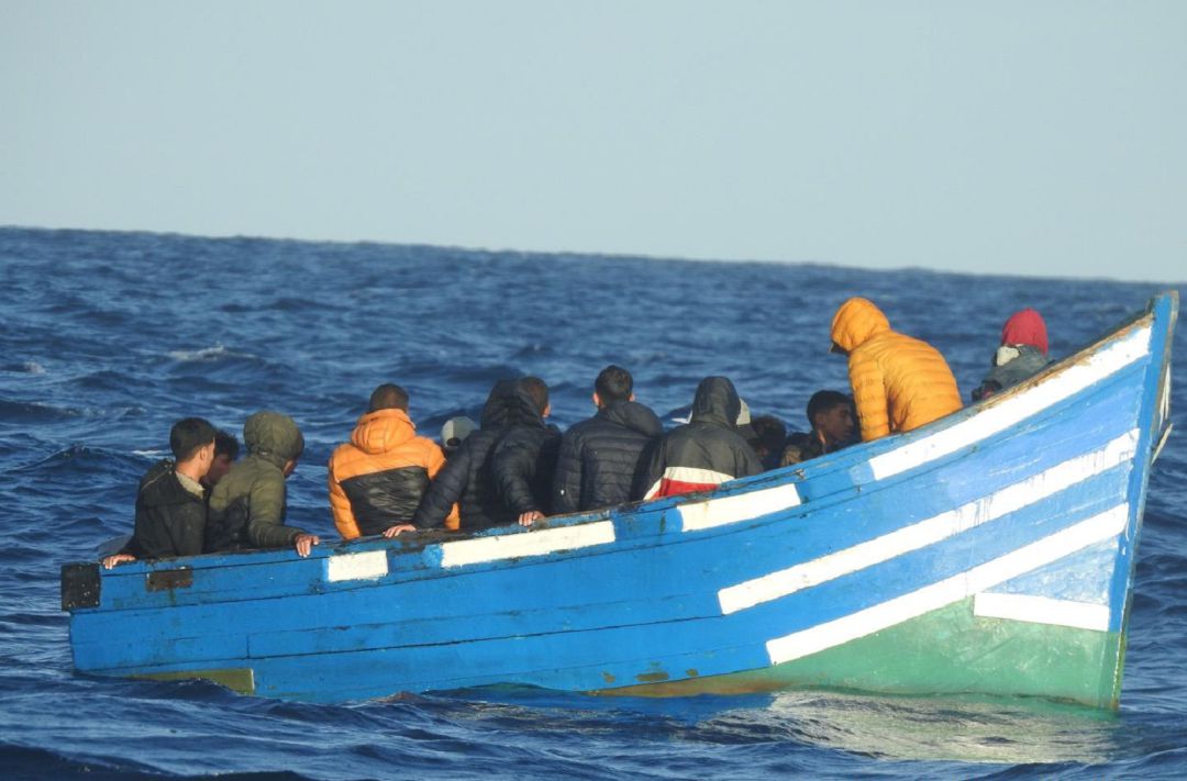La patera localizada este jueves a 1 milla de La Graciosa. La patera localizada este jueves a 1 milla de La Graciosa.