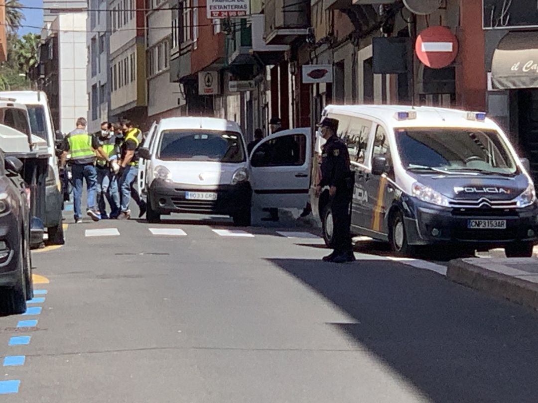 El detenido por uno de los homicidios en una vivienda de la calle Pérez del Toro, en Las Palmas de Gran Canaria, sale con los agentes tras reconstruir los hechos El detenido por uno de los homicidios en una vivienda de la calle Pérez del Toro, en Las Palmas de Gran Canaria, sale con los agentes tras reconstruir los hechos
