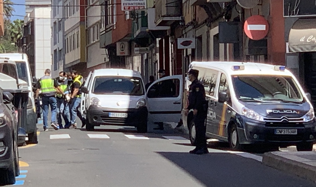 El detenido por uno de los homicidios en una vivienda de la calle Pérez del Toro, en Las Palmas de Gran Canaria, sale con los agentes tras reconstruir los hechos
El detenido por uno de los homicidios en una vivienda de la calle Pérez del Toro, en Las Palmas de Gran Canaria, sale con los agentes tras reconstruir los hechos