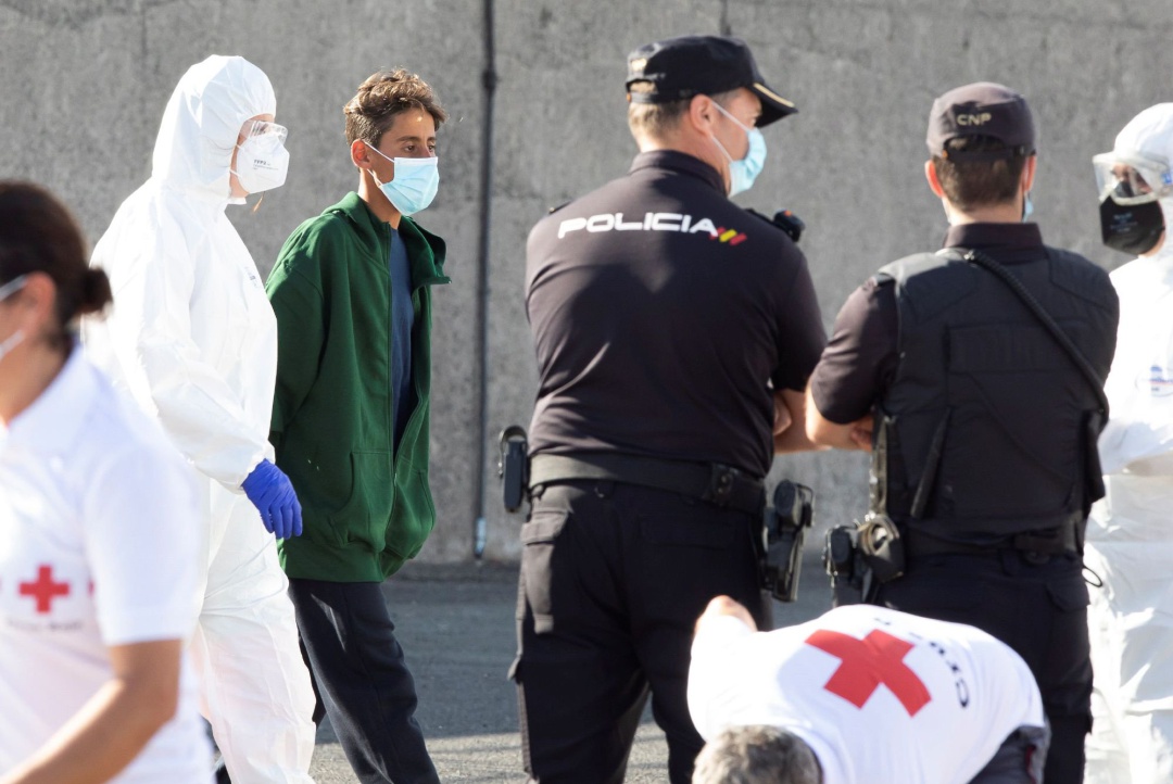 El buque de Salvamento Marítimo Salvamar Macondo ha socorrido al sur de Gran Canaria a 17 inmigrantes que se dirigían hacia la isla en una patera, de los que once son varones, cinco mujeres (una de ellas embarazada y que ha sido trasladada a un hospital) y un menor. El grupo está formado por tres inmigrantes magrebíes y 14 de origen subsahariano El buque de Salvamento Marítimo Salvamar Macondo ha socorrido al sur de Gran Canaria a 17 inmigrantes que se dirigían hacia la isla en una patera, de los que once son varones, cinco mujeres (una de ellas embarazada y que ha sido trasladada a un hospital) y un menor. El grupo está formado por tres inmigrantes magrebíes y 14 de origen subsahariano