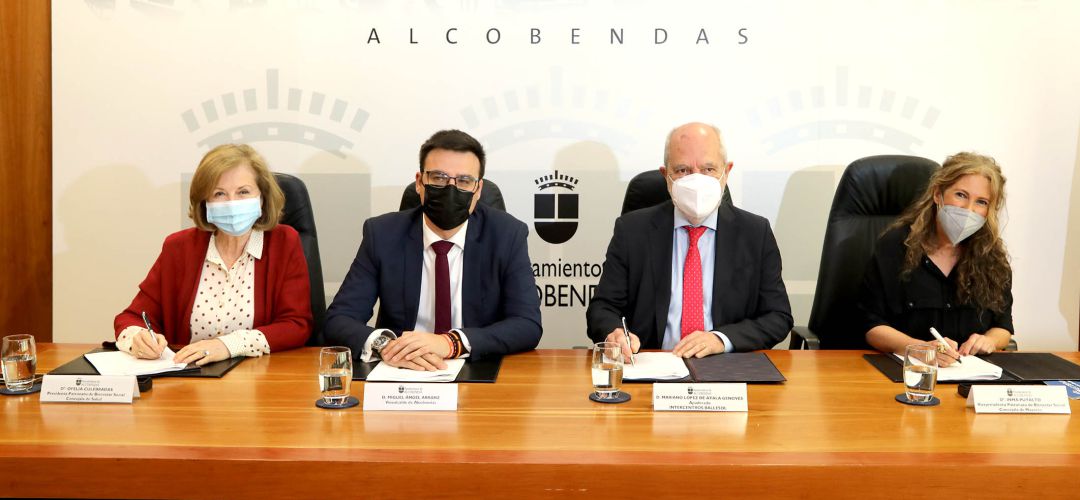 Los acuerdos incluyen, por primera vez, la implicación de dichos centros en el programa de 'Respiro familiar' para apoyar a los familiares cuidadores Los acuerdos incluyen, por primera vez, la implicación de dichos centros en el programa de 'Respiro familiar' para apoyar a los familiares cuidadores