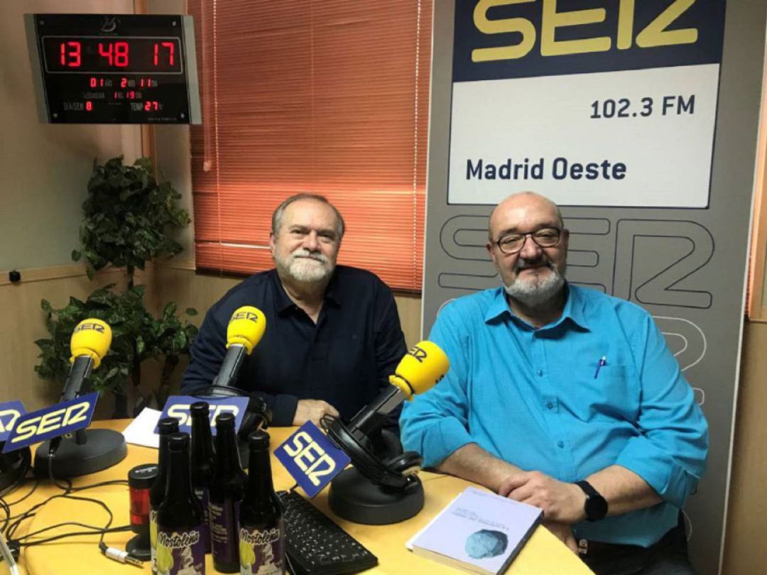 Foto de archivo de los escritores José Luis Labad y Gonzalo Arjona Foto de archivo de los escritores José Luis Labad y Gonzalo Arjona