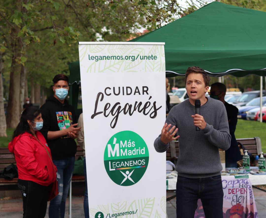 Iñigo Errejón se dirige a los asistentes al mitín organizado junto a la estación de Metrosur de Julián Besteiro, en el barrio leganense de Zarzaquemada. Iñigo Errejón se dirige a los asistentes al mitín organizado junto a la estación de Metrosur de Julián Besteiro, en el barrio leganense de Zarzaquemada.