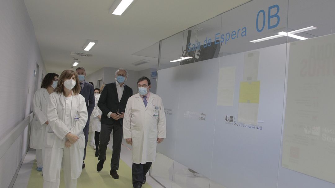 Enrique Ruiz Escudero (2d) junto al gerente del H.U. Severo Ochoa, Domingo del Cacho, la Jefa de Sección de Oncología, Ana López, y la supervisora de 'Hospital de Día', en su visita a las nuevas instalaciones. Enrique Ruiz Escudero (2d) junto al gerente del H.U. Severo Ochoa, Domingo del Cacho, la Jefa de Sección de Oncología, Ana López, y la supervisora de 'Hospital de Día', en su visita a las nuevas instalaciones.