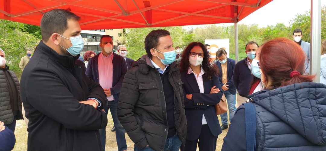 Edmundo Bal, candidato de Ciudadanos a las elecciones de la Comunidad de Madrid, junto con el alcalde de Valdemoro, Sergio Parra, hablan con miembros de COESVAL. Edmundo Bal, candidato de Ciudadanos a las elecciones de la Comunidad de Madrid, junto con el alcalde de Valdemoro, Sergio Parra, hablan con miembros de COESVAL.