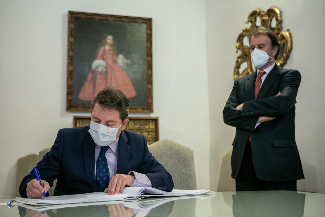 El presidente de Castilla-La Mancha, Emiliano García-Page, firma un convenio de colaboración con la Federación Española de Espirituosos en el Palacio de Fuensalida El presidente de Castilla-La Mancha, Emiliano García-Page, firma un convenio de colaboración con la Federación Española de Espirituosos en el Palacio de Fuensalida
