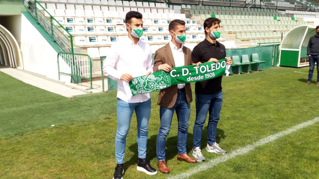 Diego Merino (c), junto a dos de sus compañeros del cuerpo técnico Diego Merino (c), junto a dos de sus compañeros del cuerpo técnico