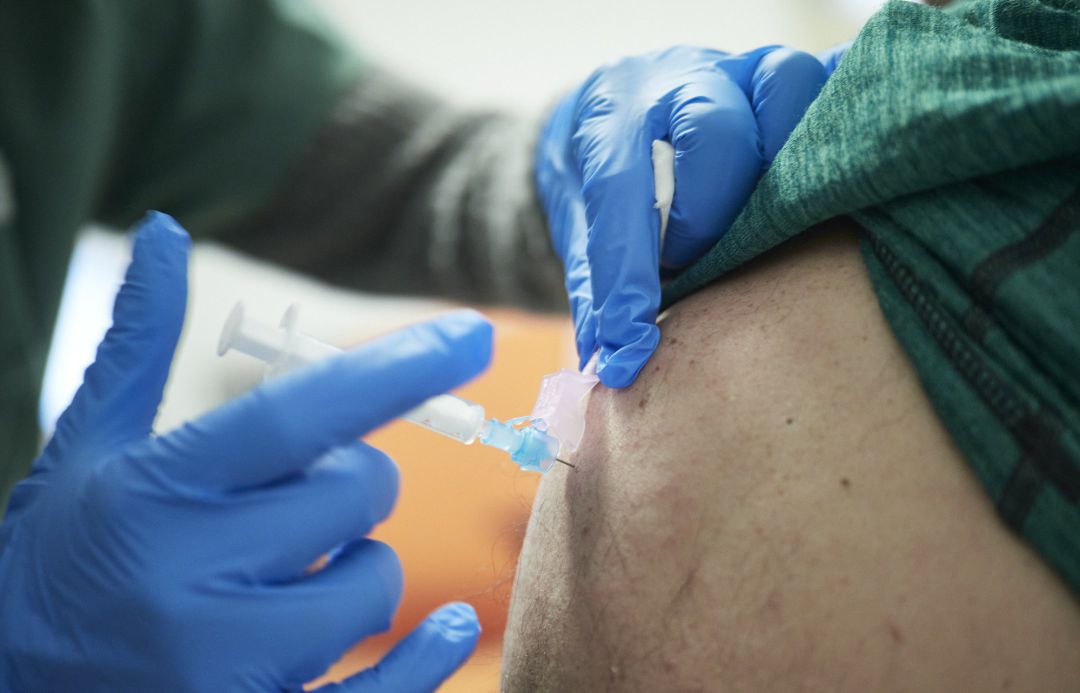 Una sanitaria vacuna contra el Covid-19 a una persona Una sanitaria vacuna contra el Covid-19 a una persona