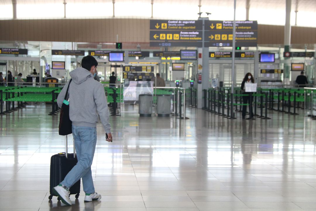 Un passatger a la T1 de l'aeroport del Prat Un passatger a la T1 de l'aeroport del Prat