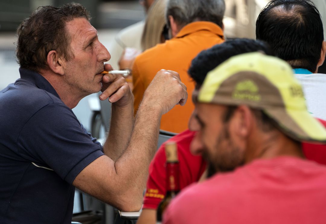Un hombre fuma en una terraza en Valencia. Un hombre fuma en una terraza en Valencia.